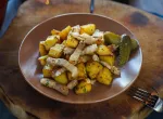 Жареная картошечка с солеными огурчиками со шкварками